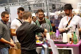 Barman au salon de la foire internationale de Marseille